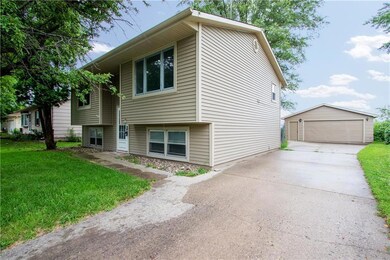1000 E 19th St N, Newton, IA 50208 - photo 2