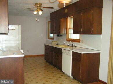 2928 Roosevelt Dr, Chambersburg, PA 17201 - photo 4