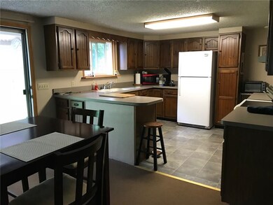 KITCHEN/DINING AREA