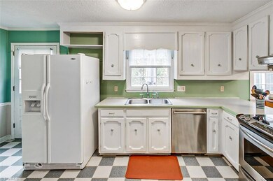 1061 Oakmont Dr, Asheboro, NC 27205 - photo 5