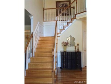 2-story vaulted ceiling, crown moulding, chair rai