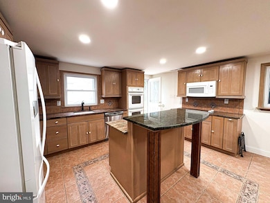 114 Nursery Ave, Levittown, PA 19057 - photo 5