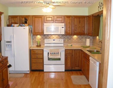 219 Pine Cir, Dunbar, WV 25064 - photo 3