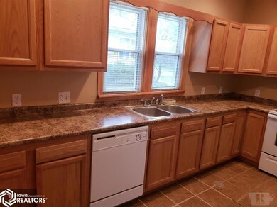 419 E 2nd St S, Newton, IA 50208 - photo 7