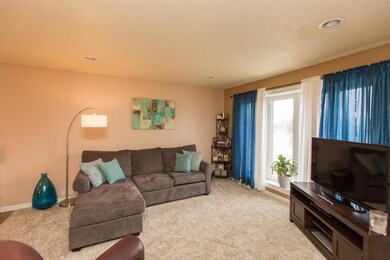 1619 Aspen Dr, Waterloo, IA 50701 - photo 4