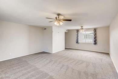 2028 W Elm St - Living Room