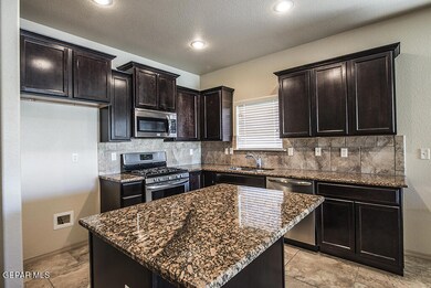 13829 Hollywood Dr, Horizon City, TX 79928 - photo 2