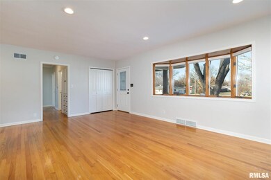 2207 Salem Ct, Bettendorf, IA 52722 - photo 5