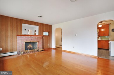 17537 Woodlawn Dr, Hagerstown, MD 21740 - photo 4