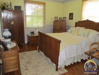 2042 SW Birchwood Ln, Topeka, KS 66604 - photo 6