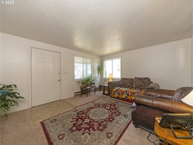 Living Room/Entrance