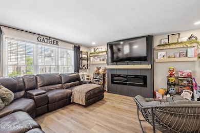 9-web-or-mls-562-3rd-ave
