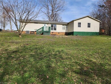 1055 Zack Dr, Pilot Mountain, NC 27041 - photo 2