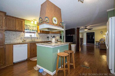 KITCHEN HAS GRANITE COUNTERTOPS
