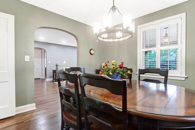 Dining room seats 6 or more