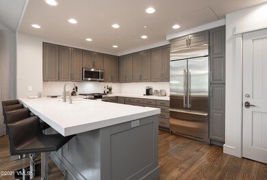 one_arrowhead_pl_b400_interior_kitchen