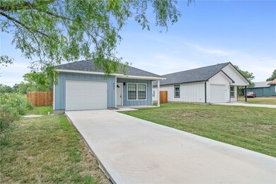 802 W Huntington St, Beeville, TX 78102 - photo 2