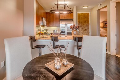 Dining Area & Breakfast Bar