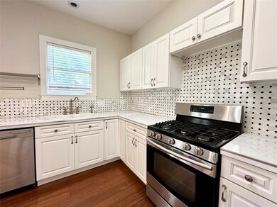 Kitchen with appliances with stainless steel fini