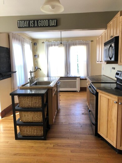 21 Greylock kitchen 3