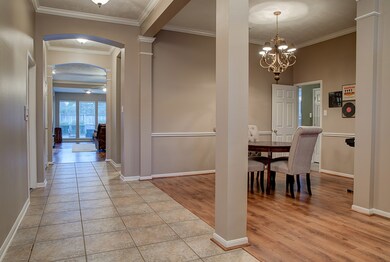 Welcoming entry, open and bright all the way to th