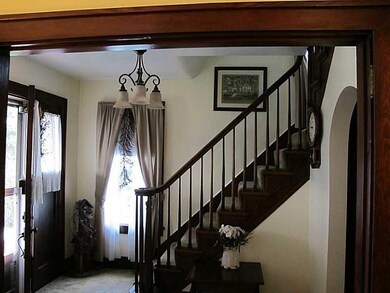 Entry/Foyer.