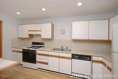2931 Byron Center Ave SW unit E, Wyoming, MI 49519 - photo 6