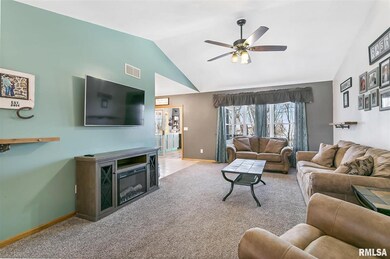 6522 Silvercreek Dr, Davenport, IA 52806 - photo 3