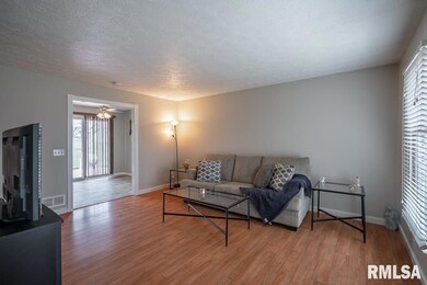 6326 N Hazelwood Ave, Davenport, IA 52806 - photo 3