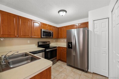 10659 SW 7th St, Pembroke Pines, FL 33025 - photo 5