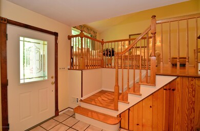 101 Sargent - Bright foyer