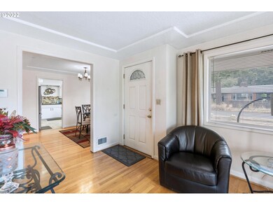 Living Room/Entrance