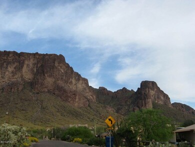 land on lost dutchman 002