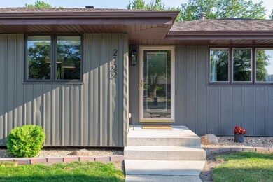 2122 Crescent Dr, Cedar Falls, IA 50613 - photo 2