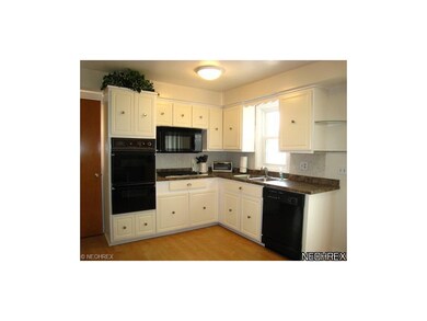 Updated eat in kitchen with newer laminate floor, 