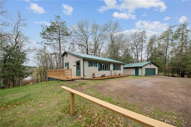 Charming escape off Cumberland Lake in Voyager Vil