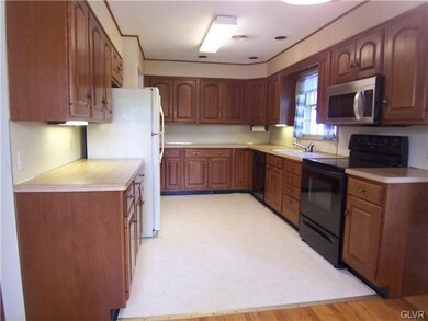 160 Jonathan Dr, Easton, PA 18045 - photo 3