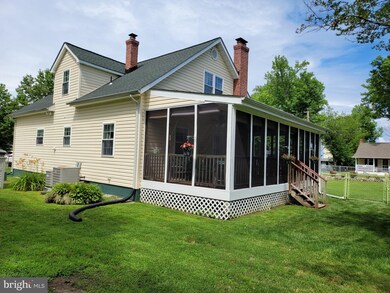 521 Lossing Ave, Colonial Beach, VA 22443 - photo 5