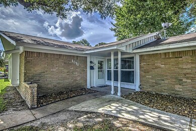 1511 Meadow Ln, Alvin, TX 77511 - photo 2