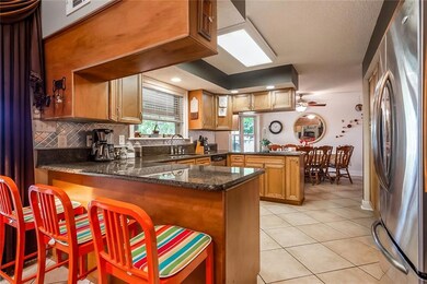 Nice Kitchen w/lots of cabinets and Granite Counte