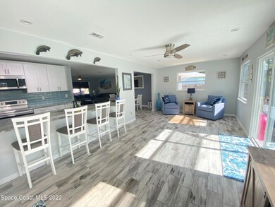BREAKFAST BAR/FLORIDA ROOM
