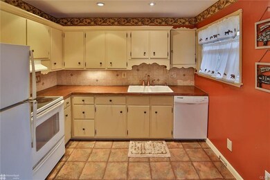 5229 Ridgeway Dr, Zionsville, PA 18092 - photo 5