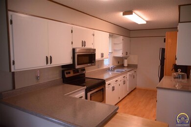 1616 SW Burnett Rd, Topeka, KS 66604 - photo 3