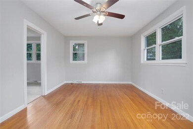 542 Davis St, Statesville, NC 28677 - photo 5