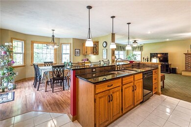 Kitchen w/eat-in area
