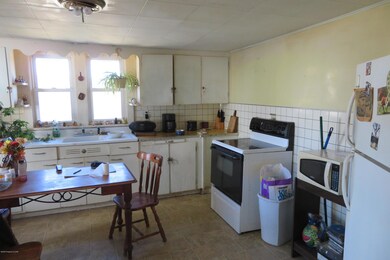 157 Lauderburn Ave, Weatherly, PA 18255 - photo 2