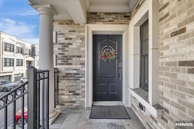 44 Marquis Ct unit 44, Edgewater, NJ 07020 - photo 2