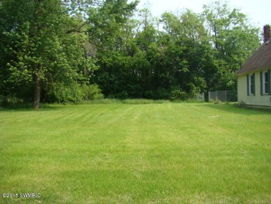 263 385725 side yard