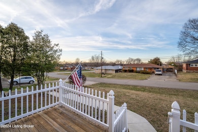 5902 Colebrooke Ln, Louisville, KY 40219 - photo 4