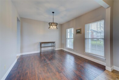 hardwood in the dining rm & 9 ft ceilings